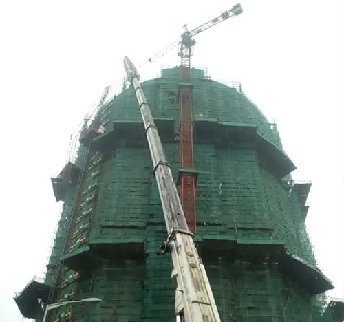 都兰吊车在工地上作业